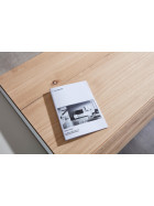 Wohnwand Media Design auf Sockel - Raucheiche Furnier / Nougat Mattlack