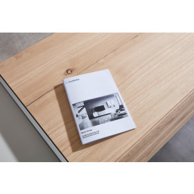 Wohnwand Media Design mit Designkufe - Raucheiche Furnier / Sahara Mattlack